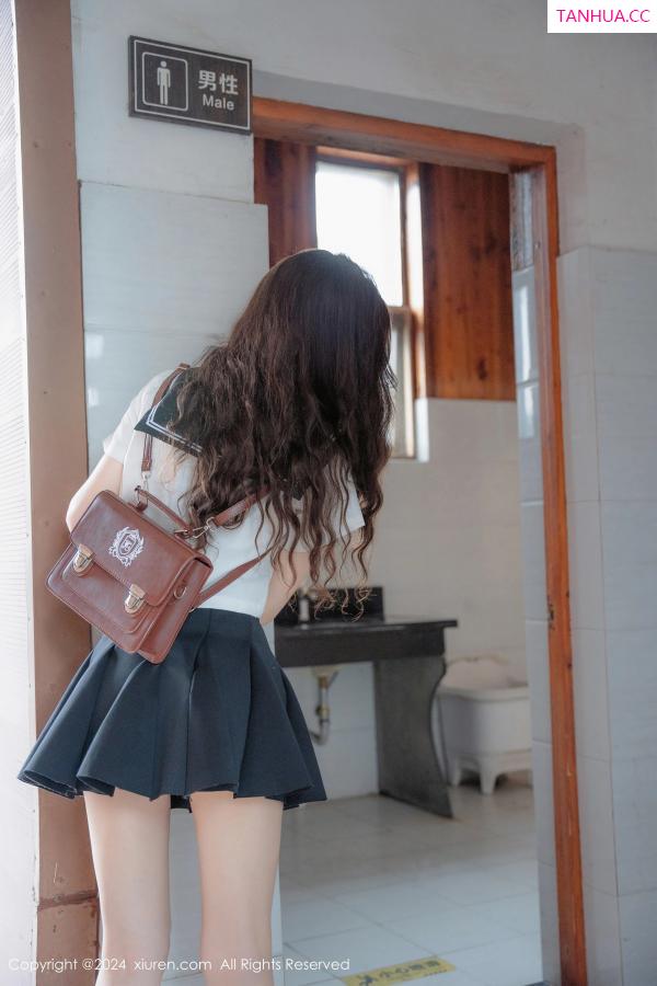   [XiuRen]高清写真图 2024.08.01 No.8948 拍黄瓜girl 制服美腿第16张图片